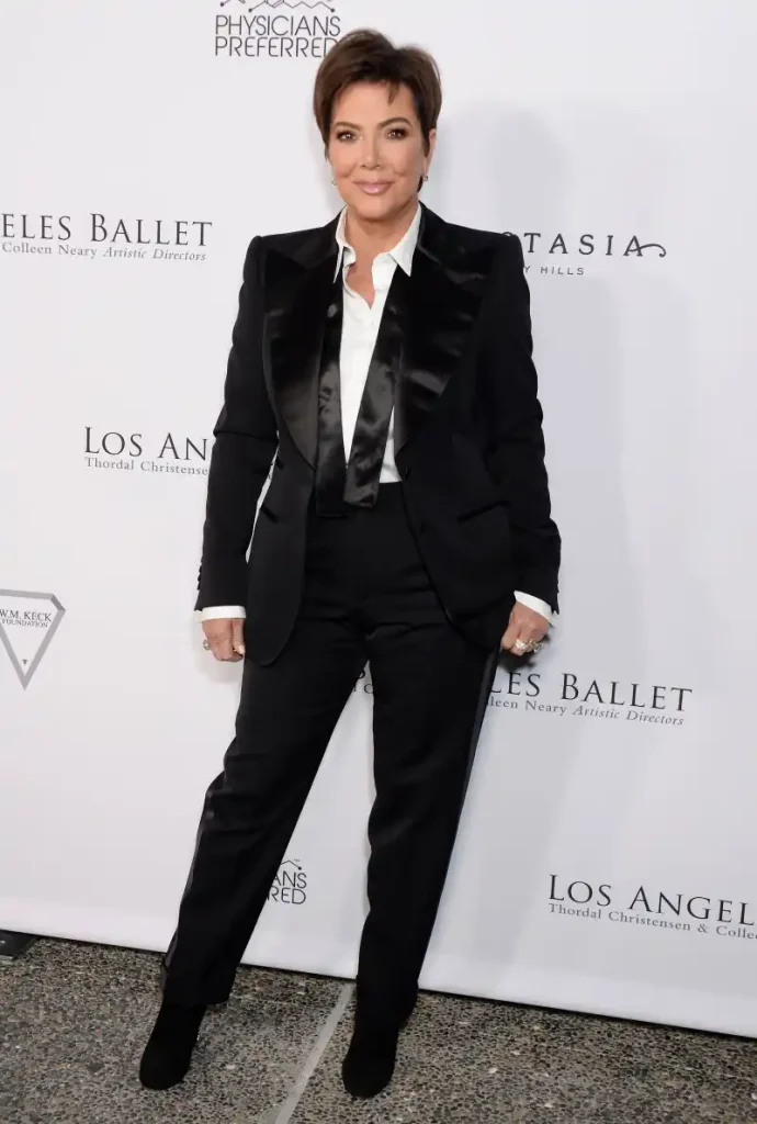 Kris Jenner posando en photocall con traje negro